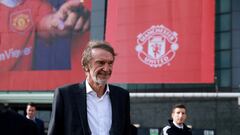 Sir Jim Ratcliffe, dueño de INEOS, pasea por las inmediaciones de Old Trafford.