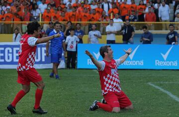 Ambos fueron los protagonistas de un partido organizado por ESPN en El Salvador para celebrar el 60 aniversario del excadista Mágico. Se midieron en el Mundial de España de 1982 en Alicante.