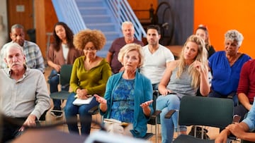 Comunidad de vecinos en una reunión