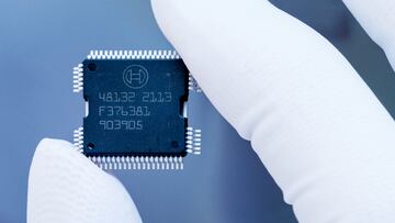 Un chip de la marca Bosch, en las manos de un operador.