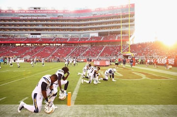 Jugadores de Los Angeles Chargers rezan después del juego ante los San Francisco 49ers.