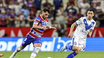AMDEP041. FORTALEZA (BRASIL), 12/08/2025.- Leandro Martínez (i) de Fortaleza disputa el balón con Claudio Baeza de Vélez este martes, durante un partido de los octavos de final de la Copa Libertadores entre Fortaleza y Vélez en el Arena Castelão, en Fortaleza (Brasil). EFE/ Jarbas Oliveira