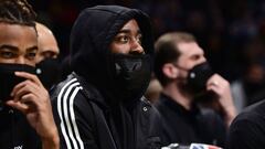 James Harden, en el banquillo durante el Brooklyn Nets-Boston Celtics.