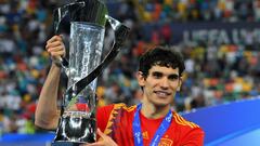 Jes&uacute;s Vallejo posa con la copa de campe&oacute;n del Europeo Sub-21.