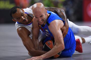 Adam Hanga y Nick Calathes.