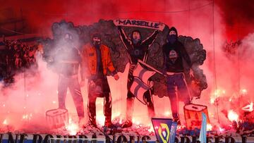 Marseille (France), 24/10/2021.- Supporters of Olympique Marseille cheer their team during the French Ligue 1 soccer match between Olympique Marseille and Paris Saint Germain at the Velodrome Stadium in Marseille, southern France, 24 October 2021. (Franci