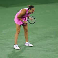 Pegula cae y Sabalenka remonta con sudor y sangre