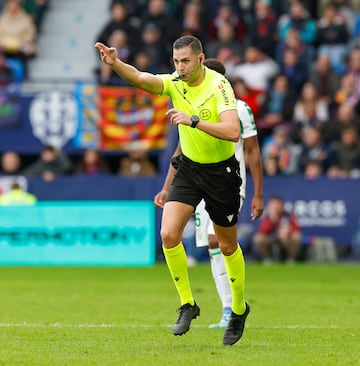 14/12/24 PARTIDO SEGUNDA DIVISION
LEVANTE UD - CORDOBA CF 
POLEMICA VAR 
ARBITRO LAX FRANCO
PENALTI 