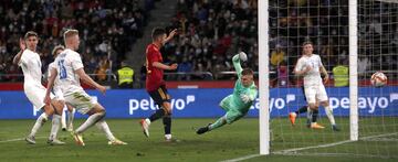 Segundo gol de Sarabia, el quinto para España. 