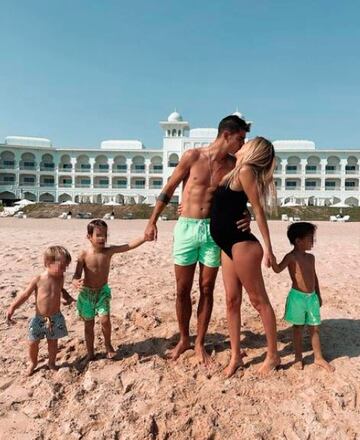 El delantero decidió pasar su día de asueto con su mujer, Alice Campello, y sus 3 hijos en la playa. La familia aprovechó para hacer castillos de arena.