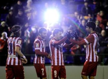 Los jugadores del Atlético celebrando un gol durante el partido de ida de los dieciseisavos de final de la Copa del Rey, disputado esta tarde en el estadio Nacís Sala de Barcelona.