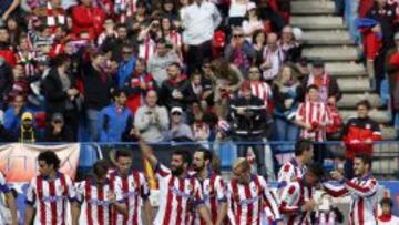 Los jugadores del Atlético celebran en gol que consiguió Arda ante el Deportivo en el encuentro jugado el pasado domingo.