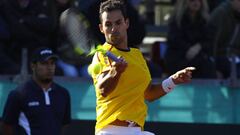 Tenis, Chile v Colombia, Copa Davis 2016.
 El jugador de Colombia Santiago Giraldo devuelve la bola a Gonzalo Lama de Chile durante el partido por la segunda ronda del Grupo I Americano de Copa Davis.
 Iquique, Chile
 17/07/2016.
 Alex D&Atilde;&shy;az D&Atilde;&shy;az/Photosport.