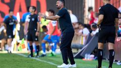 MADRID, SPAIN - SEPTEMBER 10: Head coach Gennaro Gattuso of Valencia CF gestures during the LaLiga Santander match between Rayo Vallecano and Valencia CF at Campo de Futbol de Vallecas on September 10, 2022 in Madrid, Spain. (Photo by Angel Martinez/Getty Images)