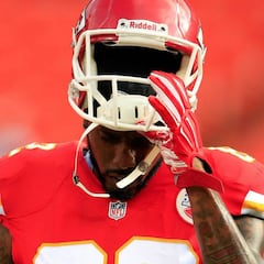 Tyreek Hill es apoyado por sus compañeros en Kansas City