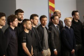 El entrenador del FC Barcelona, Luis Enrique, el presiente del Club, Josep Maria Bartomeu y los componentes del primer equipo guardan silencio en el espacio memorial del Camp Nou por Johan Cruyff.