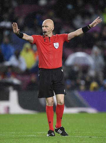 El ¨¢rbitro Sergei Karasev.