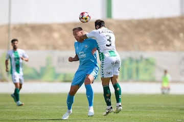 Lautaro Sptaz disputa un balón con Obolskii.