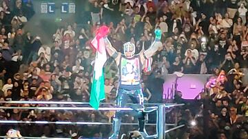 Rey Mysterio hace su entrada en la Arena Ciudad de México.