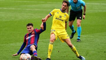 Sobrino y Pedri, durante el Bar&ccedil;a-C&aacute;diz.