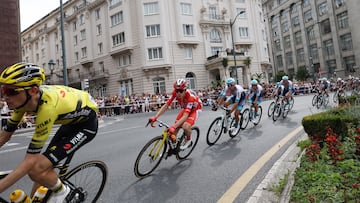 Jonas Vingegaard rueda por Bilbao durante la undécima etapa de La Vuelta 2025.
