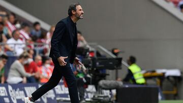 Espanyol's Spanish coach Vicente Moreno reacts during the Spanish League football match between Club Atletico de Madrid and RCD Espanyol at the Wanda Metropolitano stadium in Madrid on April 17, 2022. (Photo by OSCAR DEL POZO / AFP)