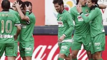 <b>OTRA ALEGRÍA. </b>Los jugadores del Racing felicitan a Stuani tras marcar el primero de los goles que anotó en Pamploma. Ambos, de penalti.
