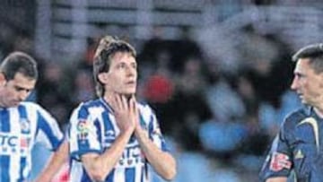 <b>SIGUE SIN GANAR. </b>Aranburu, con Garitano al fondo, se lamenta en el partido ante el Getafe.