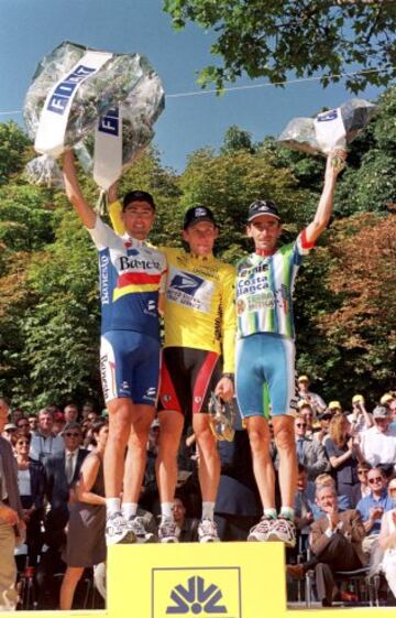 Podio del Tour de Francia del 25 de julio de 1999. Escartín quedó tercero, junto a Armstrong y Zülle. 
 
