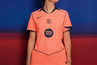 La camiseta es un modelo que rescata la esencia de la gama de productos deportivos Total90 que la marca Nike popularizó a principios de los 2000 y que se caracterizaban por sus diseños rompedores y sus excelentes cualidades técnicas.