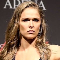 Ronda Rousey, multada por la WWE por golpear a un oficial