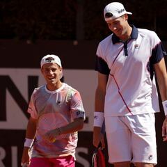 Isner y Schwartzman, a la final, con 38 centímetros de diferencia