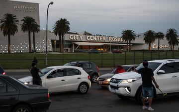 Hombres que limpian los parabrisas en bulevar Orono en Rosario, Santa Fe. 