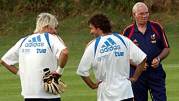 <b>PIEZA CLAVE. </B>Raúl bromea con Cañizares en presencia de Luis Aragonés.