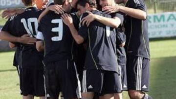 <b>UNA PIÑA. </b>El Castilla celebra el golazo de Sarabia.