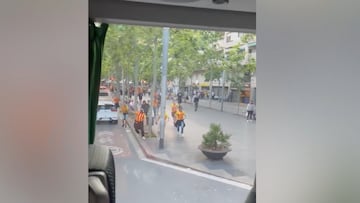 Salvajes del San Andreu apedrean el bus del Rayo Majadahonda: viral lo que sucede dentro