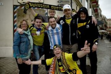 Seguidores del M&aacute;laga y del Borussia posan juntos antes de comenzar el partido.