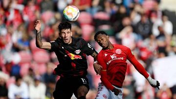 MAINZ, GERMANY - OCTOBER 08: Dominik Szoboszlai of RB Leipzig contends for the aerial ball with Edimilson Fernandes of 1.FSV Mainz 05 during the Bundesliga match between 1. FSV Mainz 05 and RB Leipzig at MEWA Arena on October 08, 2022 in Mainz, Germany. (Photo by Matthias Hangst/Getty Images)