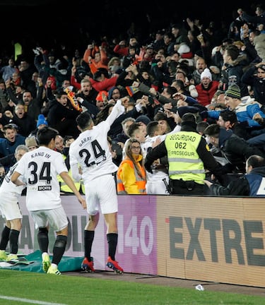 Rodrigo dice adiós al Valencia dejando momentos para la historia