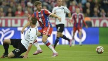 El jugador del Bayern Múnich Thomas Müller golpea el balón ante un jugador el Paderborn, durante el partido de la Bundesliga alemana disputado en el Allianz Arena de Múnich, el 23 de septiembre del 2014.