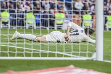 El jugador del Real Madrid Gareth Bale se duele de un golpe en la espalda tras el choque con Nacho. 