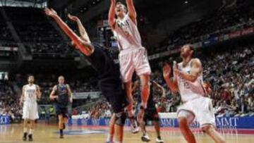 <b>HACIA EL ARO. </b>Martynas Pocius rompe la defensa del Estudiantes con una penetración. Los blancos remontaron un marcador de 11-30.