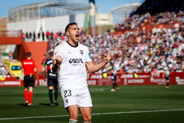 El Albacete-Cartagena nos dejó dos goles y ambos con protagonismo de la defensa. El 1-0 lo marcó un Álvaro Rodríguez certero en la estrategia. Toque del lateral en una falta, pisadita de Jairo y balón raso al fondo de la red.