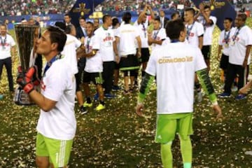 México celebra el título de la Copa Oro luego de vencer a Jamaica.