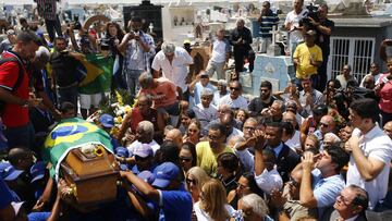 Carlos Alberto, enterrado en medio a cientos de aficionados