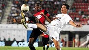 <B>PAREJA CLAVE</B>. Etoo amargó la noche a Pavón.