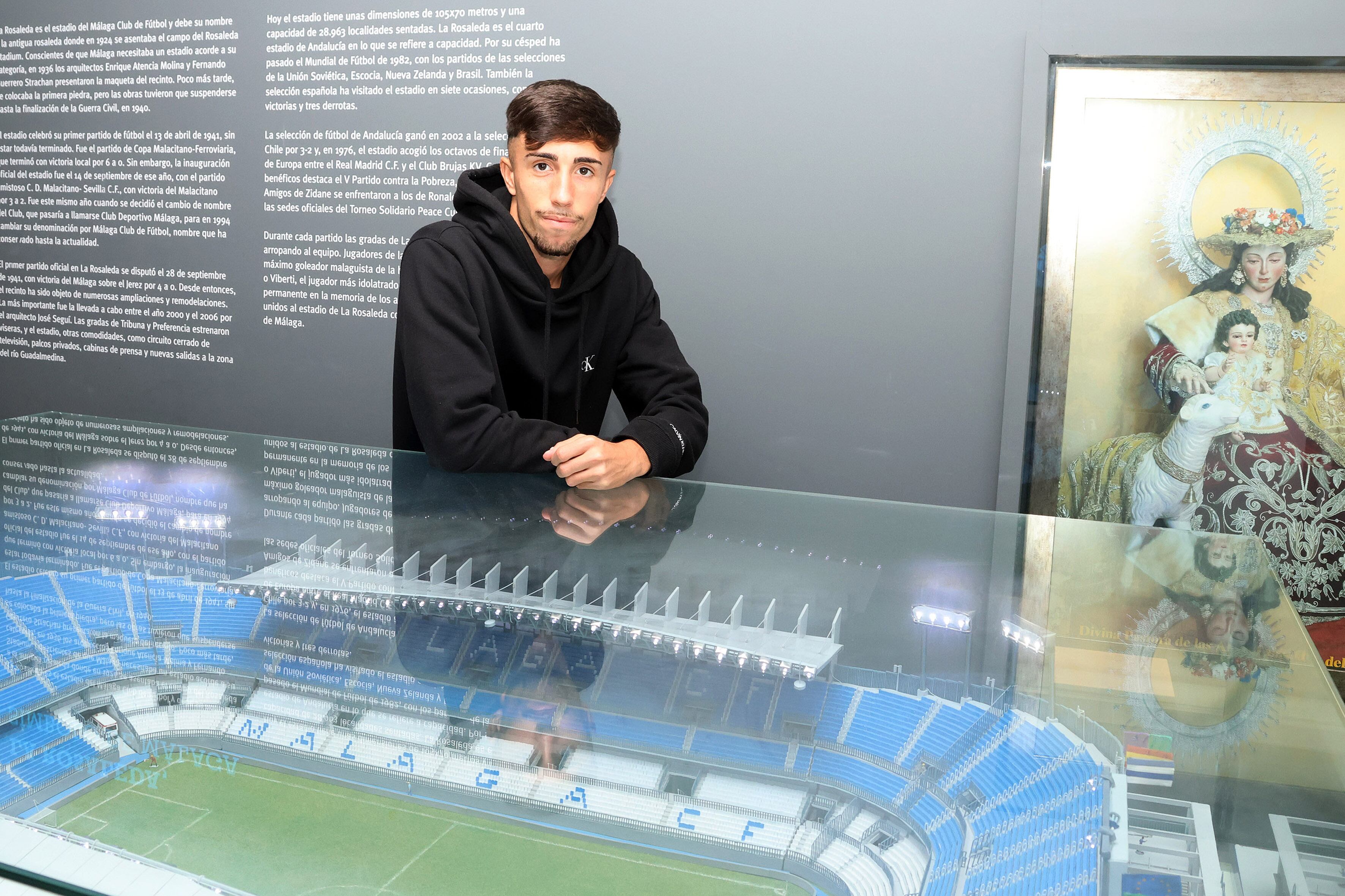 Imagen en el Museo del Málaga ante una maqueta de La Rosaleda.