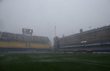 El partido de ida de la final de la Copa Libertadores entre Boca Juniors y River Plate ha tenido que ser suspendido debido a las fuertes lluvias.