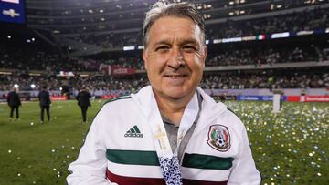 Gerardo Martino celebrando su t&iacute;tulo en Copa Oro.