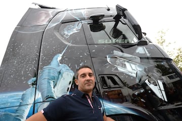 El conductor de camión francés Franck Dupuy posa frente a su Scania V8 650 Hp, pintado como tributo a la película de Alfonso Cuarón "Gravity" filmada en 2013